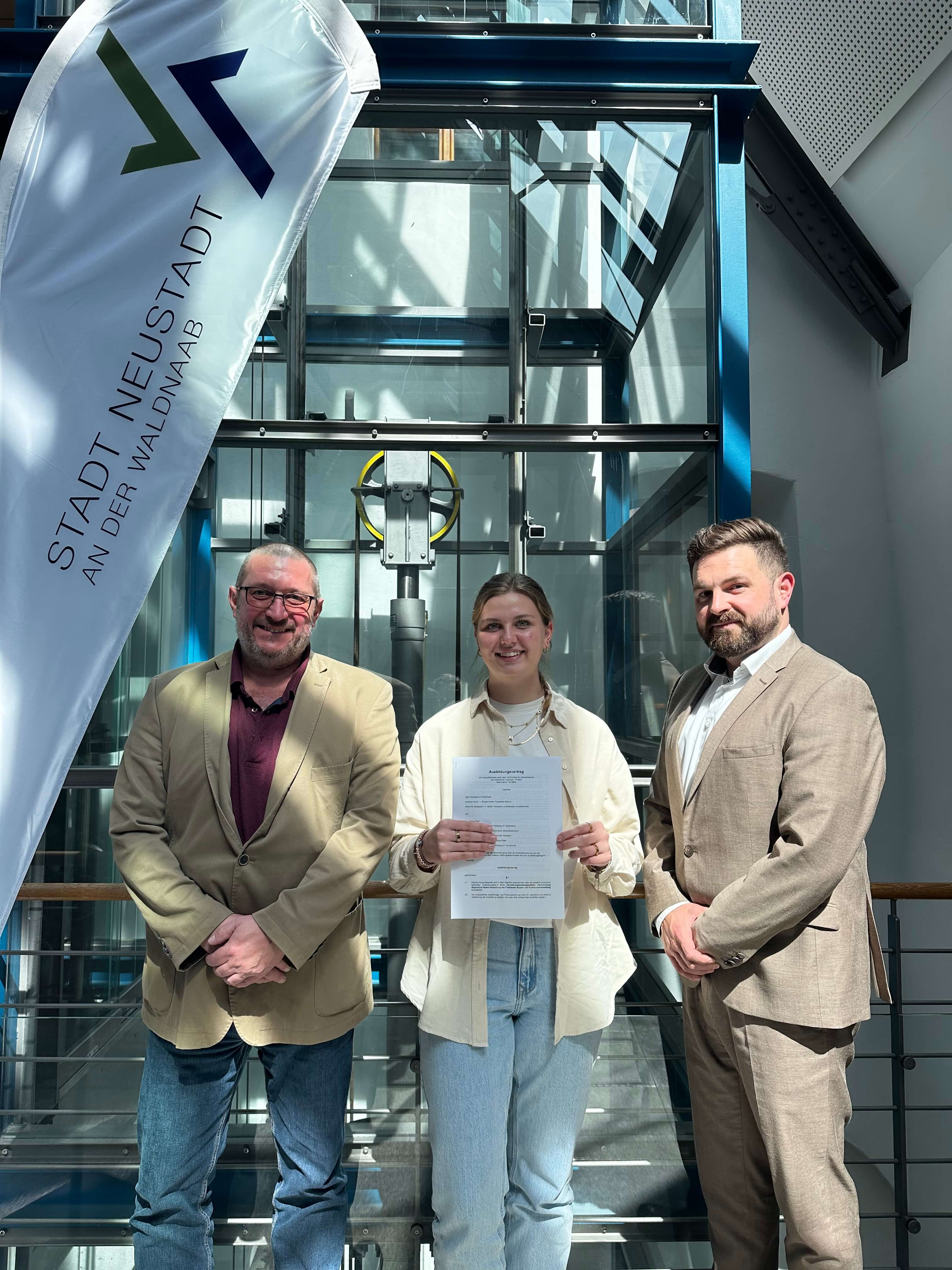 v.l.n.r. Geschäftsleiter Peter Forster, Auszubildende Elena Riebl und Bürgermeister Sebastian Giering (Foto: Ramona Herrmann).