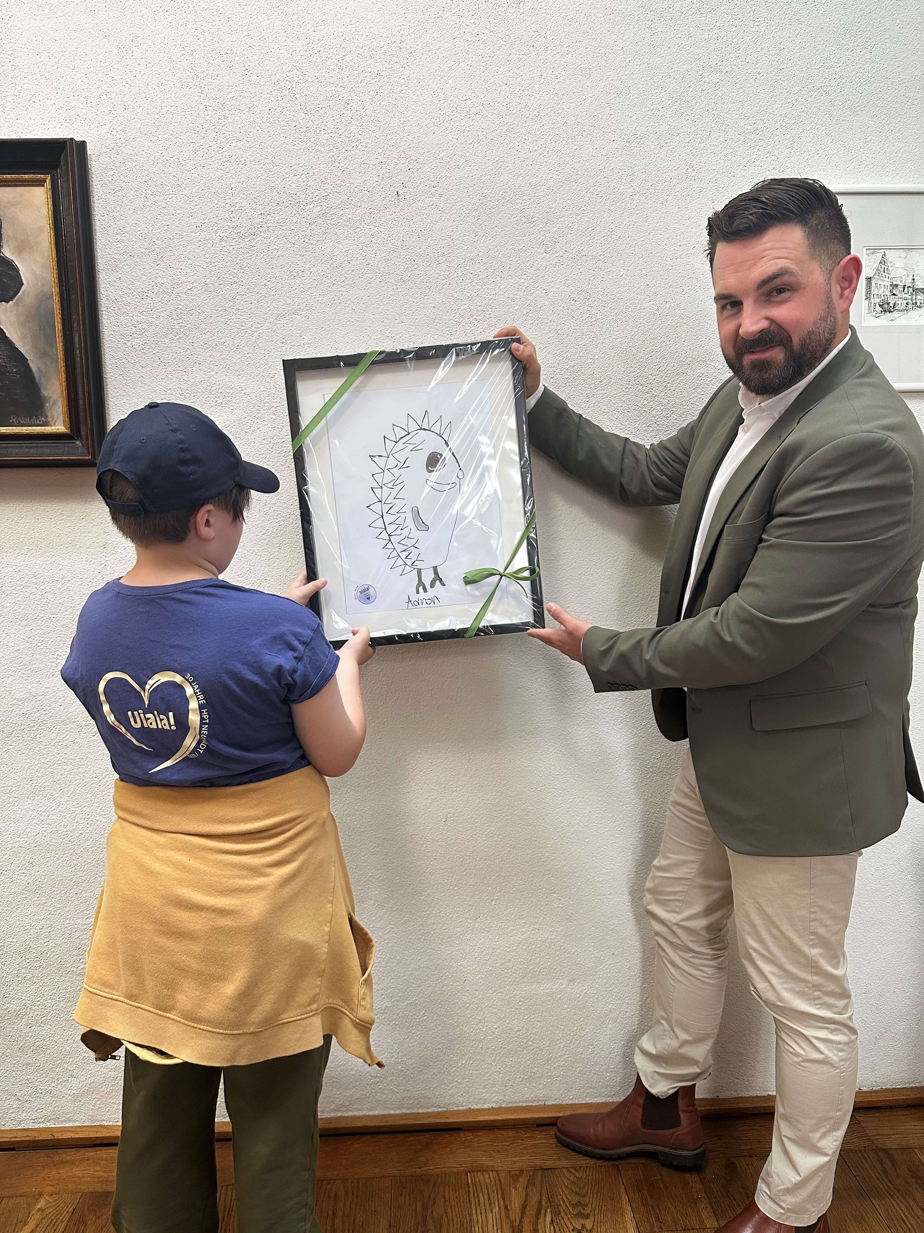 Bürgermeister Sebastian Giering (rechts) mit Aron und „Herrn Igel“ (Foto: Ramona Herrmann).