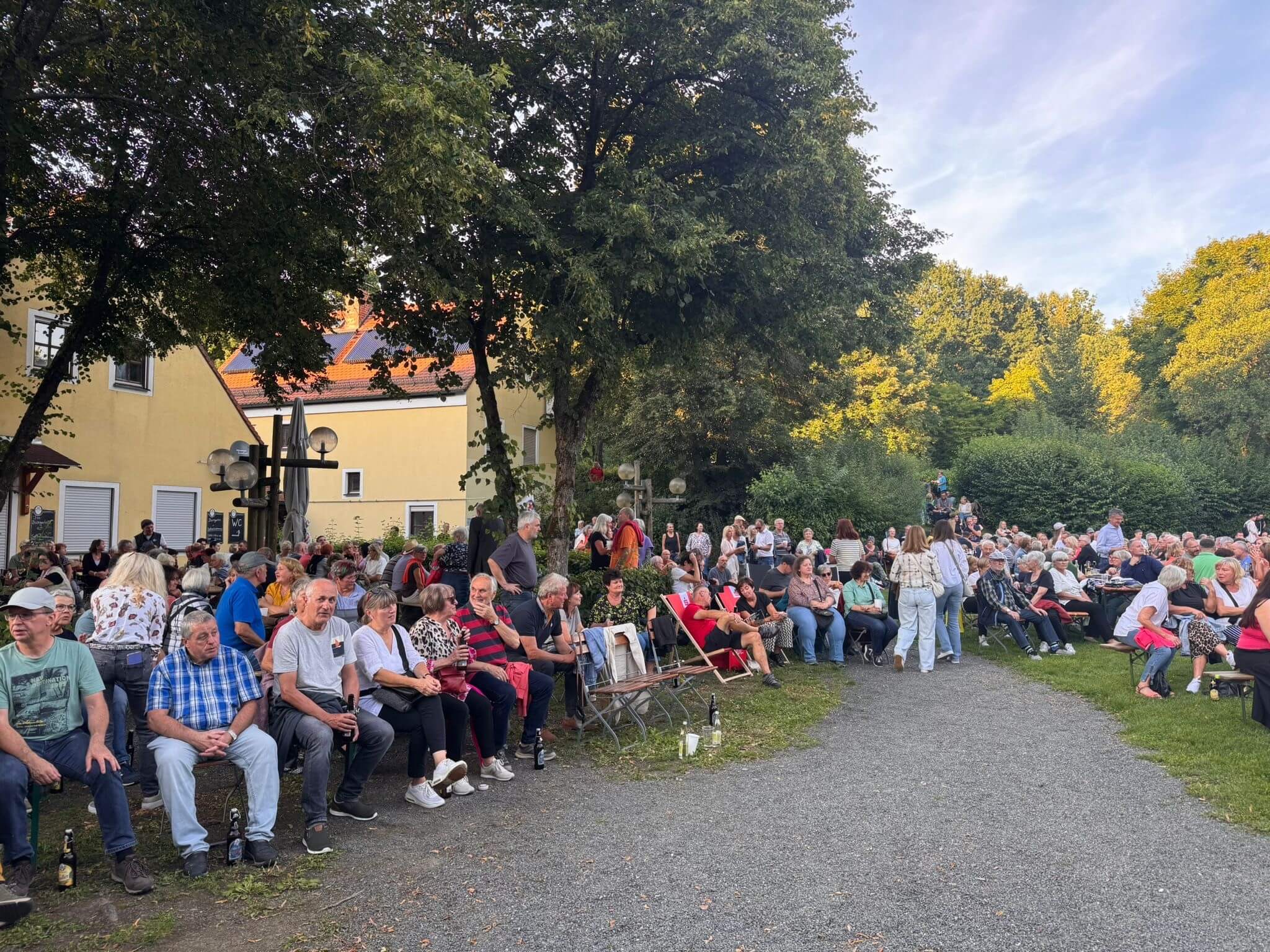 Besucher der Sommerserenade 2025 in der Freizeitanlage (Foto: Ramona Herrmann).